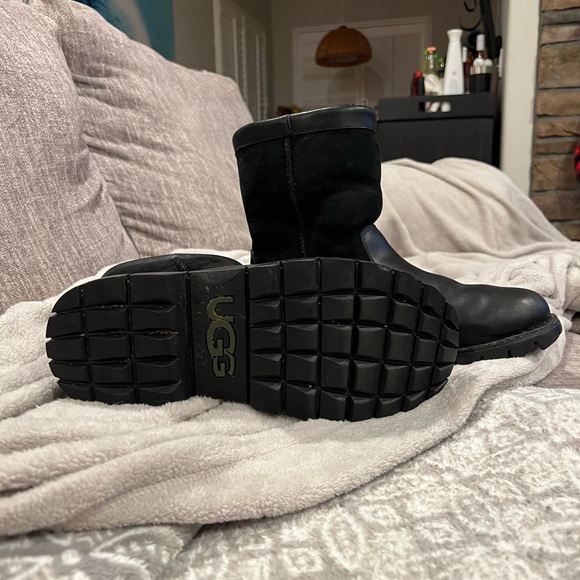 Men's UGG Boots Beacon Mid Calf Pull On 5485
Black Leather Biker Uggs size 9 - Picture 2 of 7